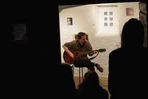 Silas singt und spielt Gitarre